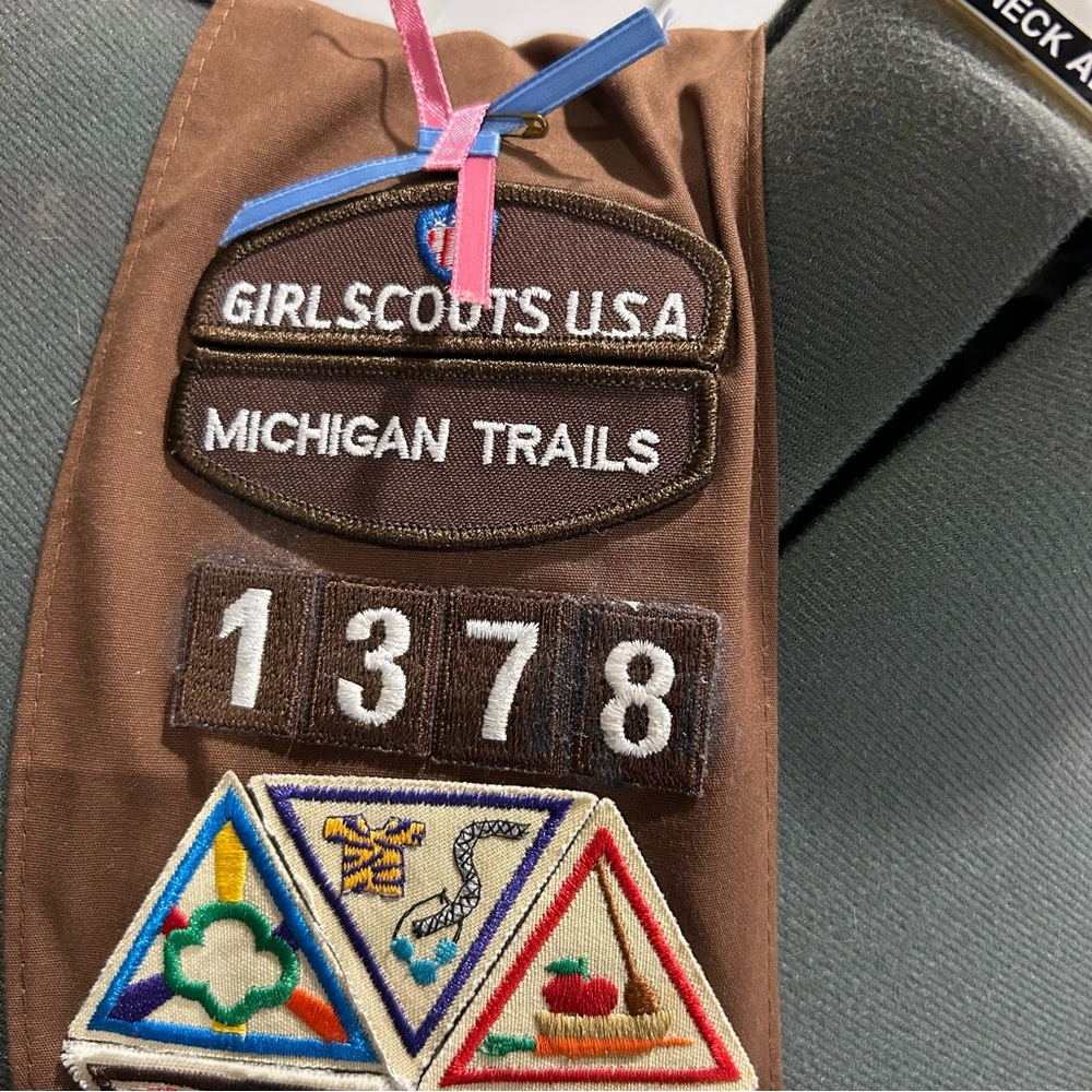 Girls Scout brown sash. Size regular - Picture 2 of 8